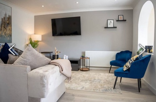 Great Linford House | Flamingo short Let’s Neath Hill 4 Bed 4 Bath