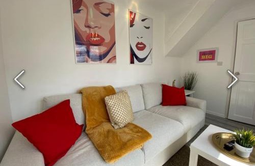 Milton Keynes House | Flamingo Short Lets Greenleys