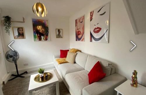 Milton Keynes House | Flamingo Short Lets Greenleys