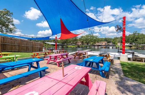 Mid America Villa | FlamingoSam's King Beds Hot Tub Lake Access