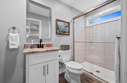 Mid America Villa | FlamingoSam's King Beds Hot Tub Lake Access