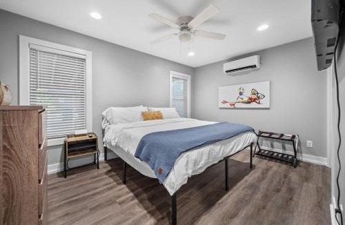 Mid America Villa | FlamingoSam's King Beds Hot Tub Lake Access