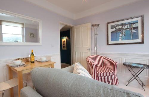 Dartmouth Apartment | Flat 1, 32 Newcomen Road