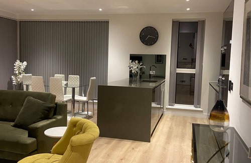 London Borough of Hounslow Apartment | Flat 17 - Marvelous 3 Bed flat in Kewbridge