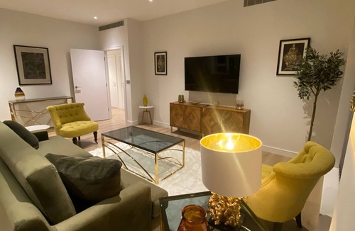 London Borough of Hounslow Apartment | Flat 17 - Marvelous 3 Bed flat in Kewbridge