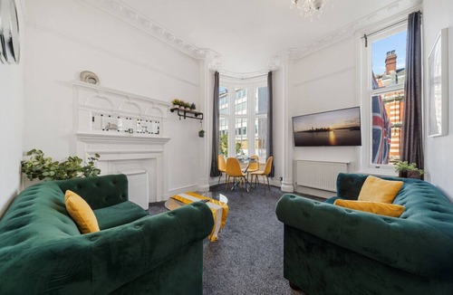 City of Westminster Condo | Flat 2 - 3 Bed · Charming Three Bedroom Apartment