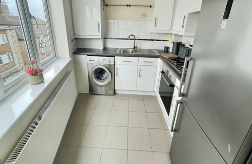 Havering Apartment | Flat, 2 mins from Station, Free Private Parking