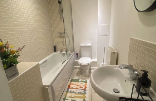 Havering Apartment | Flat, 2 mins from Station, Free Private Parking