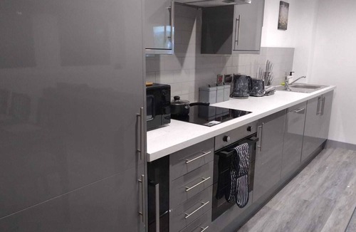 Yeadon Apartment | Flat 407 City View Apartment