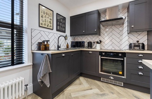 Roundhay Apartment | Flat A Stunning 2/3b flat in Roundhay, EV charging