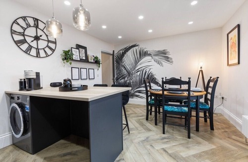 Roundhay Apartment | Flat A Stunning 2/3b flat in Roundhay, EV charging