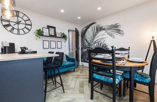 Roundhay Apartment | Flat A Stunning 2/3b flat in Roundhay, EV charging