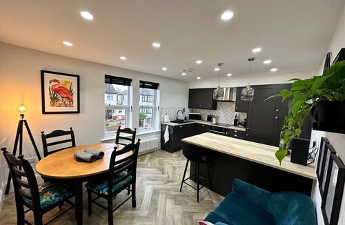 Roundhay Apartment | Flat A Stunning 2/3b flat in Roundhay, EV charging