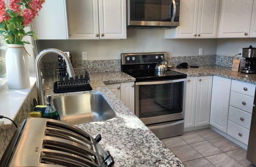 Petaluma House | Flat at the Cork Oak · Sunny, central, quiet flat + yard