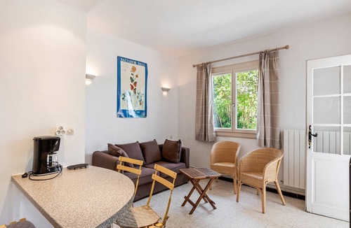 Meze Apartment | Flat in a beautiful building with pool