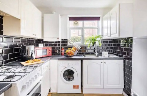 Trafford Apartment | Flat in leafy Sale, Manchester
