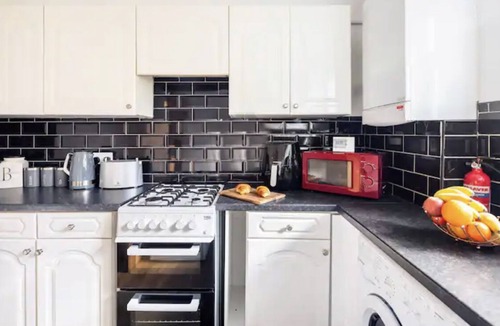 Trafford Apartment | Flat in leafy Sale, Manchester
