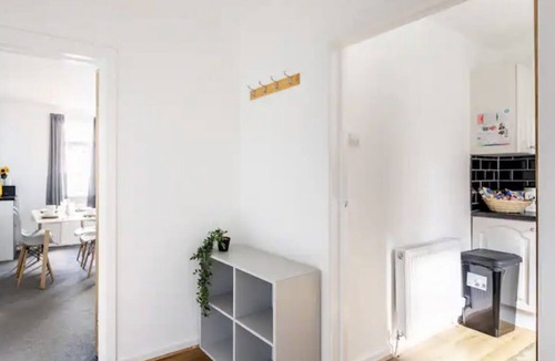 Trafford Apartment | Flat in leafy Sale, Manchester