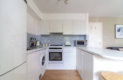 Wapping Apartment | Flat in St Katharine Docks