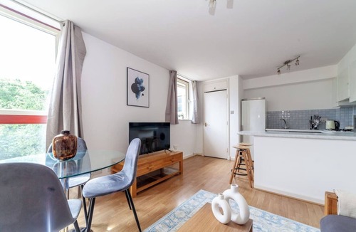 Wapping Apartment | Flat in St Katharine Docks