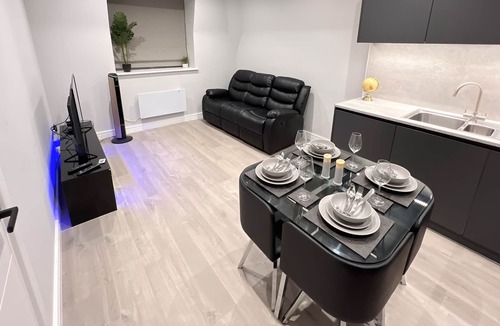 Sunbury on Thames Apartment | Flat in Sunbury-on-Thames *Free Parking*