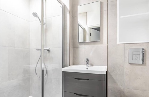 Sunbury on Thames Apartment | Flat in Sunbury-on-Thames *Free Parking*