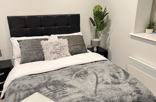 Sunbury on Thames Apartment | Flat in Sunbury-on-Thames *Free Parking*