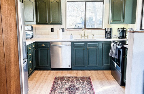 Innsbrook Ski Chalet | FLAT, Lakefront chalet; Hottub, Playground, Firepit, Wifi, and more!