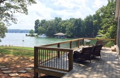 Moneta House | Flat Lot, Views! Waterslide, Firepit, Kayaks, Pickleball, Pingpong, Tennis, WiFi