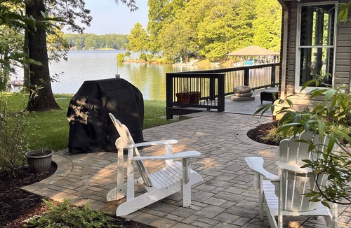Moneta House | Flat Lot, Views! Waterslide, Firepit, Kayaks, Pickleball, Pingpong, Tennis, WiFi