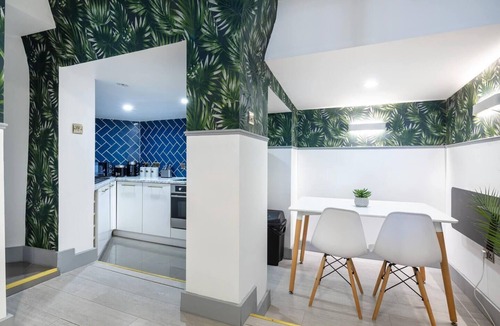 East Acton Apartment | Flat - Sleeps 2 & Parking