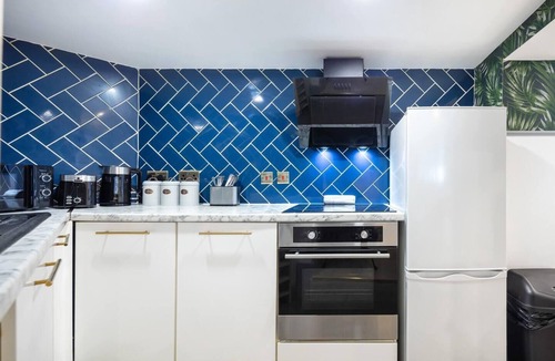 East Acton Apartment | Flat - Sleeps 2 & Parking