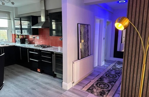 Edgbaston Apartment | Flat Sleeps 2 with Jacuzzi and Parking