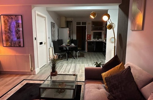 Edgbaston Apartment | Flat Sleeps 2 with Jacuzzi and Parking