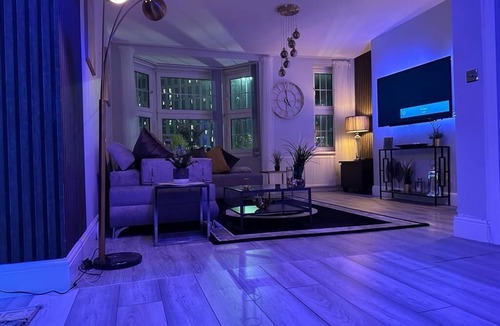 Edgbaston Apartment | Flat Sleeps 2 with Jacuzzi and Parking