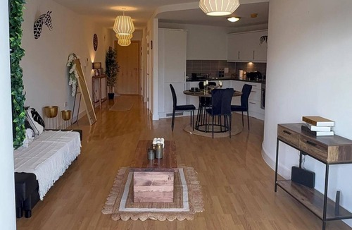 Sunderland City Centre Apartment | Flat - Sleeps 4 - Parking - Balcony - Pet Friendly