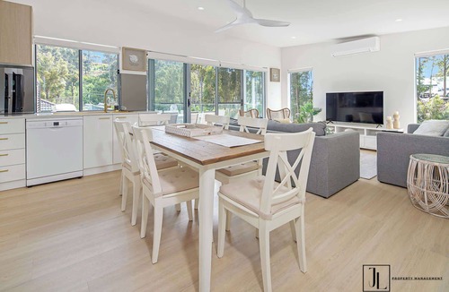 Malua Bay Condo | Flat Walk to Beach & Shops, WiFi | Bay Dream