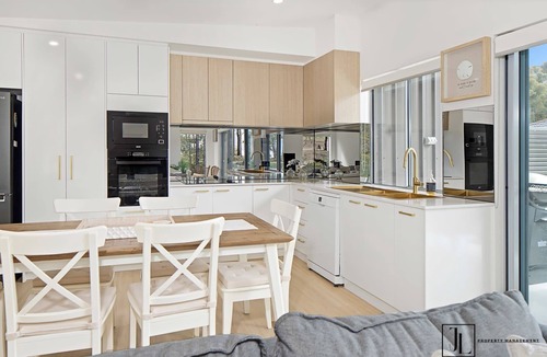 Malua Bay Condo | Flat Walk to Beach & Shops, WiFi | Bay Dream