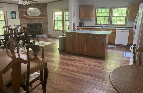 Ingles House | Flat waterfront property near Virginia Tech/Blacksburg on Claytor Lake