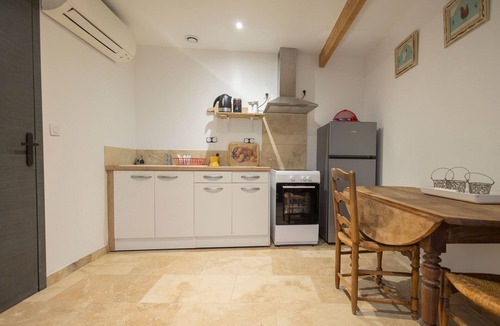 Rasteau Apartment | Flat with double bedroom