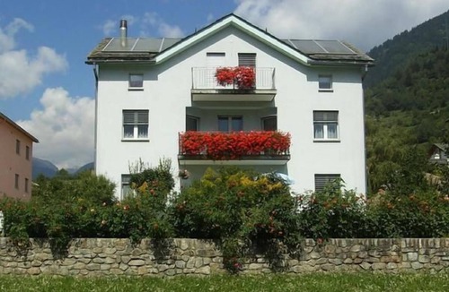 Li Curt Apartment | Flat with mountain view