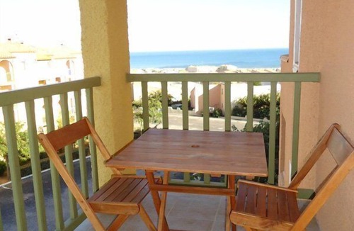 Saint-Pierre-la-Mer Apartment | Flat with superb sea views