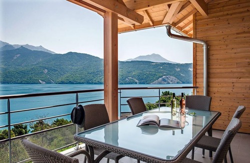 Chorges Apartment | Flat with water views