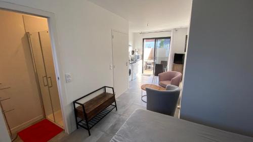 Batz-sur-Mer House | FLEUR DE SEL logement de 21m2 avec prêt vélos, cuisine et sdb privées avec terrasse clôturée de 17m2