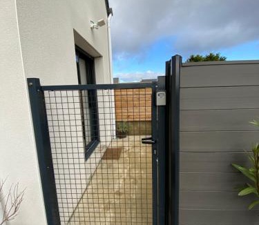 Batz-sur-Mer House | FLEUR DE SEL logement de 21m2 avec prêt vélos, cuisine et sdb privées avec terrasse clôturée de 17m2