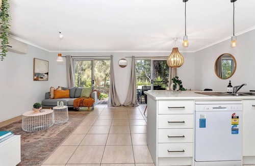 McCracken House | Fleurieu Days Leafy Hideaway by Victor Harbor