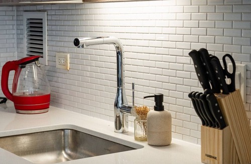 Near West Side Apartment | Flexhome Medical District 1BR with Parking, Pool, Gym, Amenities Galore (CHI30)