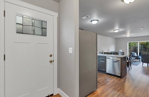 Salem House | Flexible Extended Stay 3BR - Spacious + Fireplace + Patio