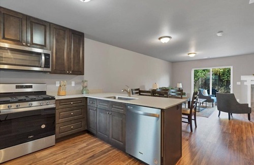 Salem House | Flexible Extended Stay 3BR - Spacious + Fireplace + Patio