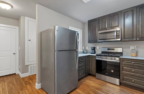 Salem House | Flexible Extended Stay 3BR - Spacious + Fireplace + Patio